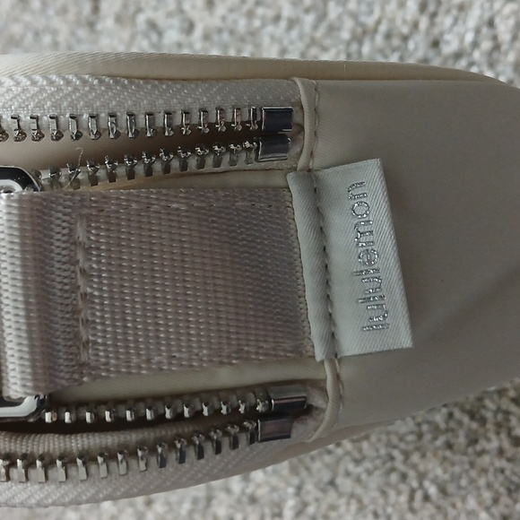 ✳️Lululemon Cream Crossbody Camera Bag White NWT 2L - Picture 9 of 10